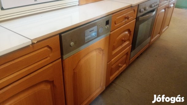 Világos Dan tölgyfa konyhabútor komplett gépekkel szép állapotban 