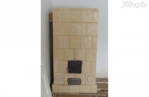 Világos Színű Nagyméretű Cserépkályha jó állapotban eladó Abonyban!