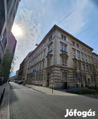Világos, átalakítható, nagypolgári lakás eladó a VI. kerületben!