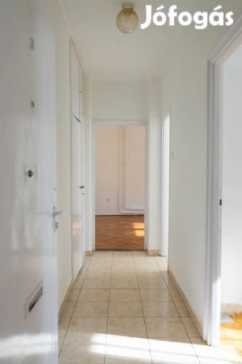 Világos, déli fekvésű földszinti téglalakás zöldövezetben