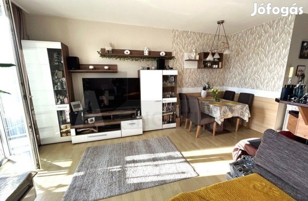 Világos, erkélyes lakás eladó Szeged kedvelt részén.