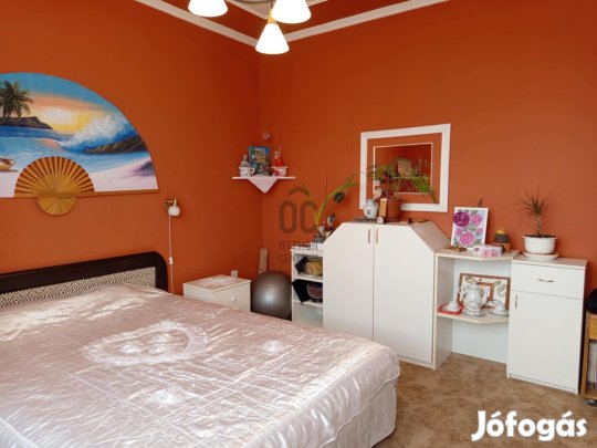 Világos, erkélyes otthon Tata kedvelt részén az Új Úton eladó!