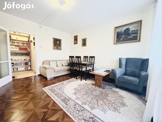 Világos, erkélyes otthon zöld környezetben  Gödöllőn, az