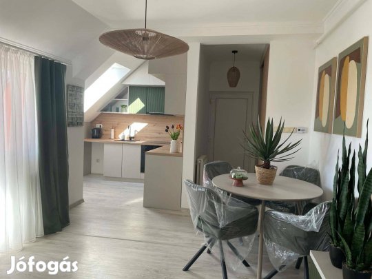 Világos, fiatalos hangulatú, igényesen felújított lakás eladó!