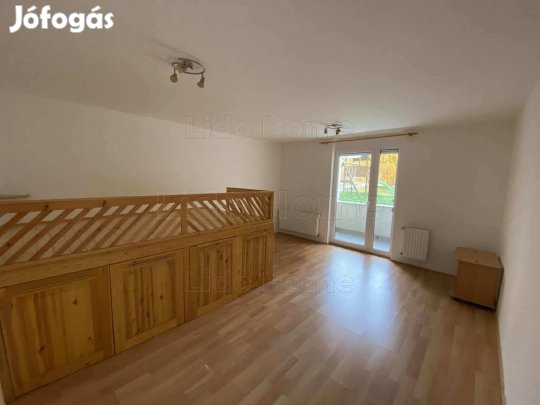 Világos, földszinti garzonlakás eladó Veszprémben!