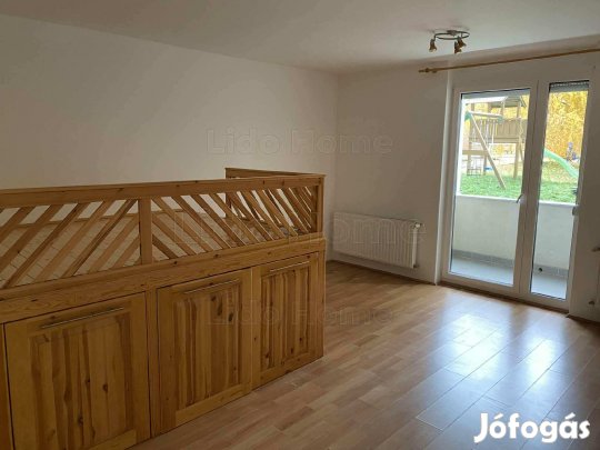 Világos, földszinti garzonlakás eladó Veszprémben!