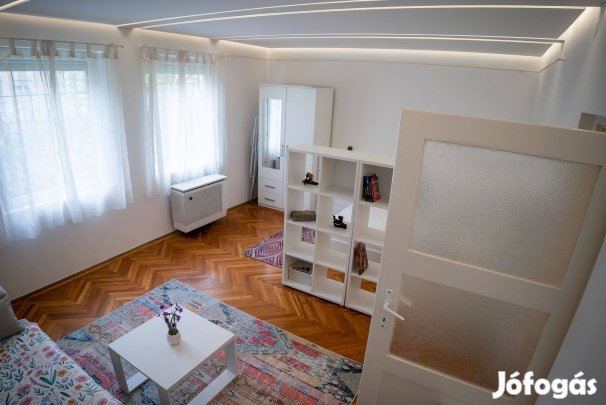 Világos, praktikus garzon eladó zöldre néző ablakokkal XIII. kerület