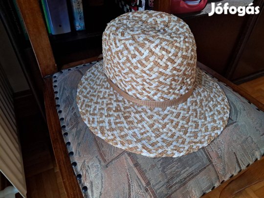 Világos, szalagos nyári női kalap