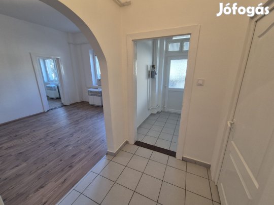 Világos, utcai téglalakás Budapesten-kiváló lokációval, 10 percre az