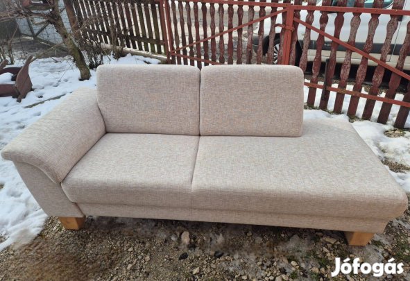 Világos bézs kanapé