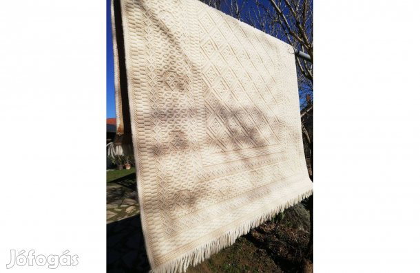 Világos bézs középméretű szőnyeg