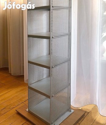 Világos ezüst színű polcos állvány fémből