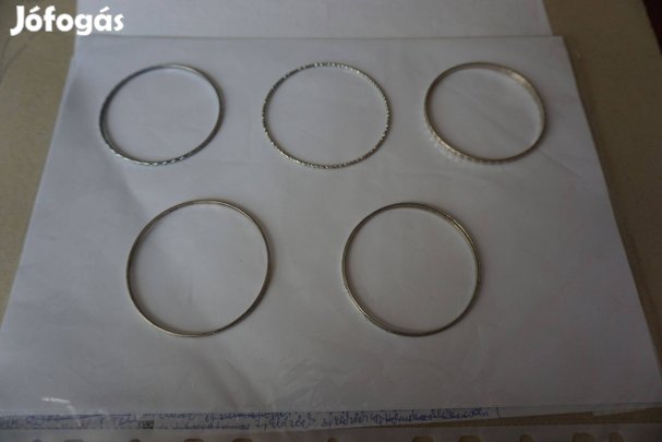 Világos fém színű, mintás fém karperec kislánynak eladó