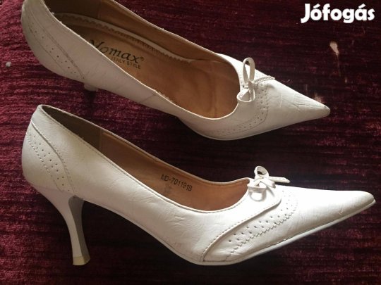 Világos körömcipő