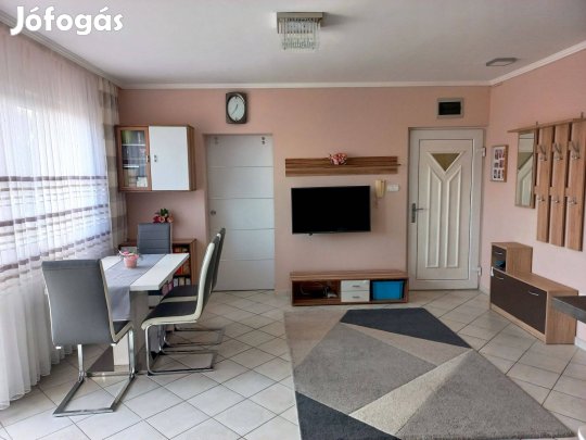 Világos lakás, erkély, udvar, parkoló