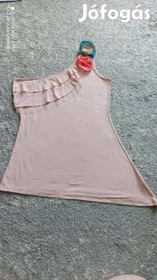 Világos rózsaszín félvállas rózsákkal díszített különleges felső