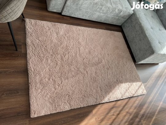 Világos rózsaszín plüss szőnyeg