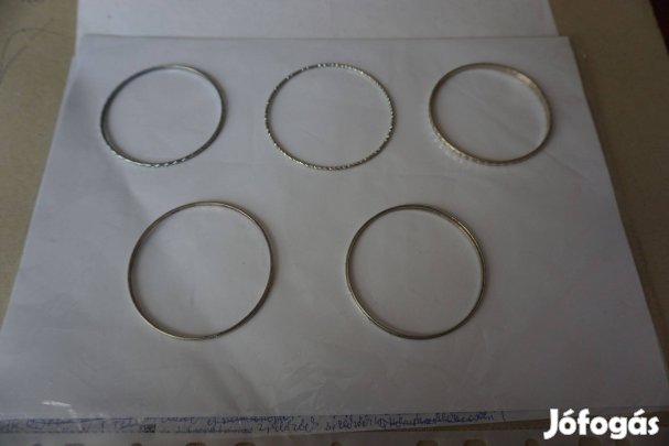 Világos sárga fém színű mintás karperec eladó