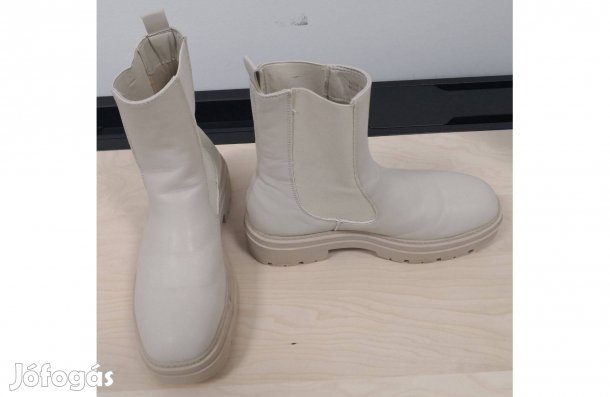 Világos színű 41-es méretű bakancs hibátlan újszerű állapotban!