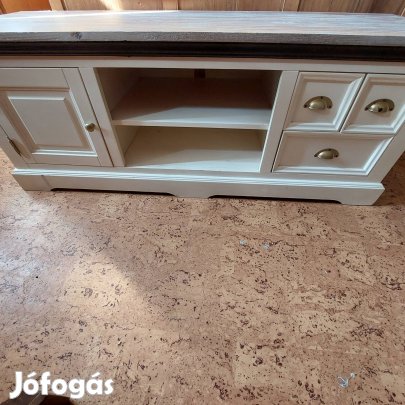Világos színű alacsony komód.