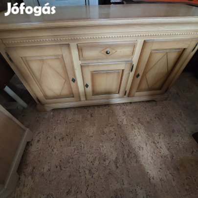 Világos színű tölgy frontos vázas komód.