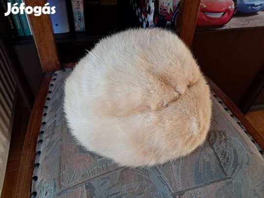 Világos téli női sapka