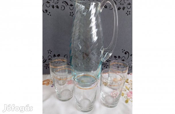 Világos zöld üveg kancsó boros poharakkal