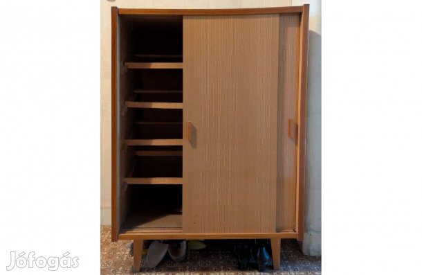 Világosbarna, jó állapotban lévő cipősszekrény eladó