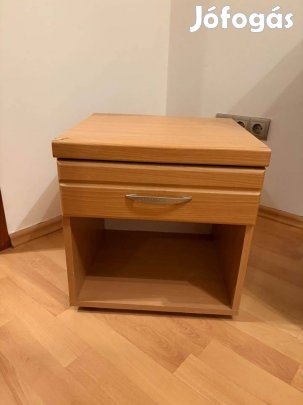 Világosbarna éjjeliszekrény