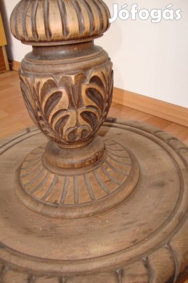 Világosbarna faragott kis körasztal 