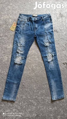 Világoskék csipkebetétes, gyöngyökkel díszített szaggatott farmer