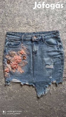 Világoskék divatos, különleges farmer miniszoknya virágokkal díszítve