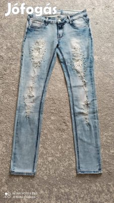 Világoskék gyöngyökkel díszített szaggatott, csipkebetétes farmer