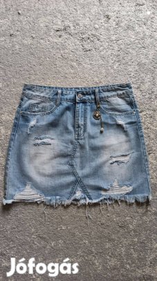 Világoskék koptatott, szaggatott, divatos farmer miniszoknya