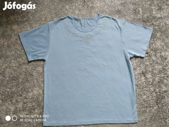 Világoskék nyakán kövekkel díszített pamut rövid ujjú póló 48-as