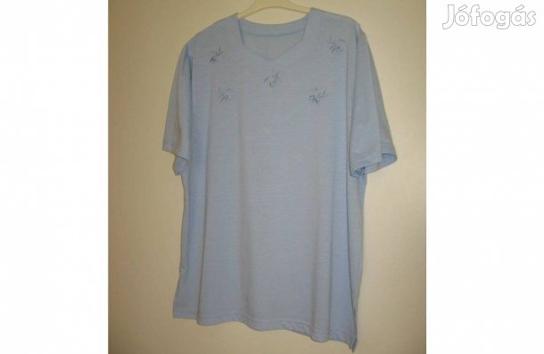 Világoskék színű blúz nyakrészen díszített