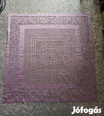Világoslila csipke terítő