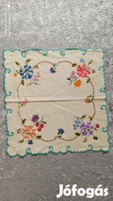 Világossárga alapon hímzett szögletes terítő