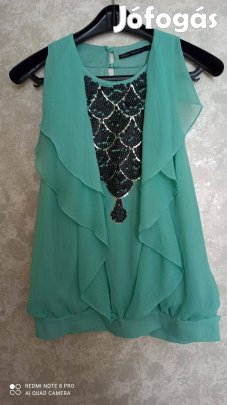 Világosszöld muszlin blúz elől flitterekkel díszítve