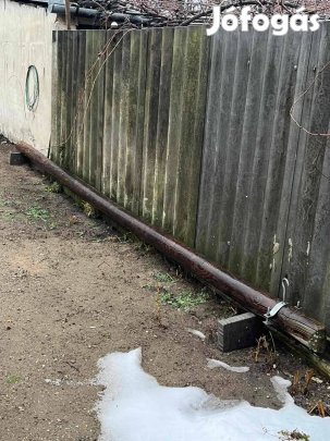 Villanyoszlop, gyámmal, szekrénnyel