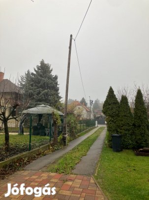 Villanyoszlop betongyám