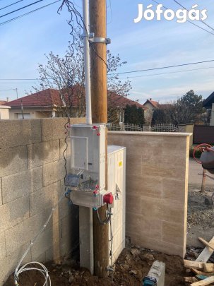 Villanyoszlop betongyámmal, villamos mérőszekrénnyel