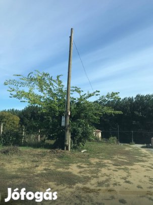 Villanyoszlop,betontalppal