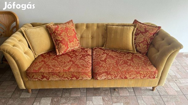 Vintage Luxus: 2-3 Személyes Bársony Kanapé tömörfa vázzal
