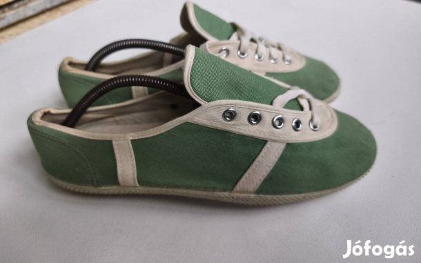 Vintage Zda Partizánske tornacipőel