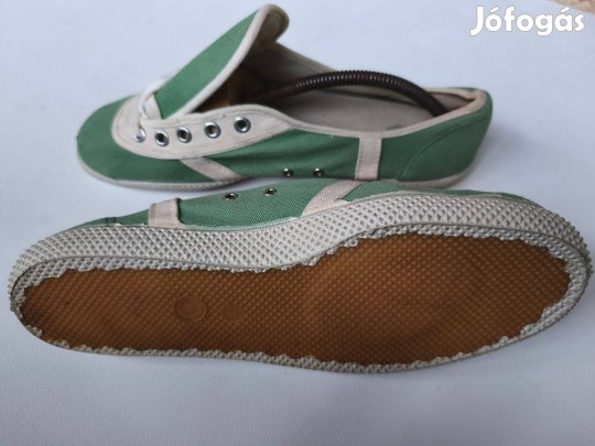 Vintage Zda Partizánske tornacipőel