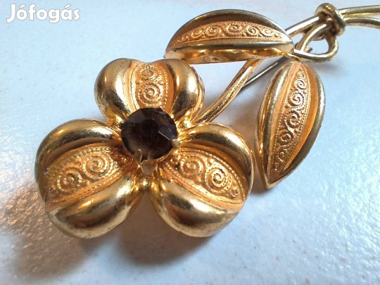 Vintage arany tónusú virágos bross barna kővel