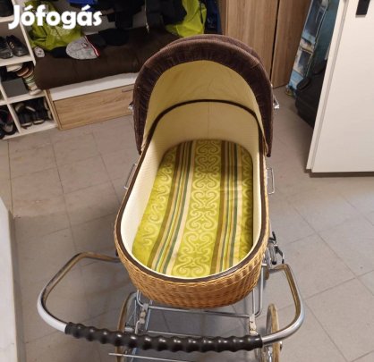 Vintage fonott babakocsi