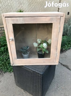 Vintage gyógyszeres szekrény