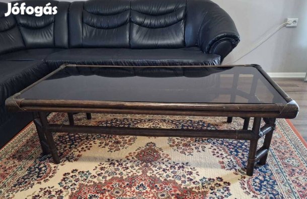 Vintage kézműves rattan dohányzóasztal füstszínű üveglappal